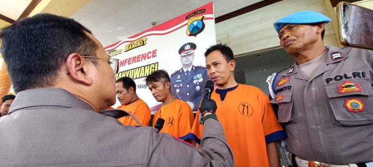 Kapolresta Banyuwangi Kombespol Deddy Foury Millewa menginterogasi pelaku pembobolan brankas, Rabu (29/3/2023) siang/udi.