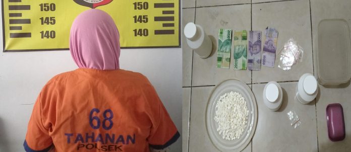 Ibu rumah tangga pengedar pil koplo diamankan bersama barang bukti di Polsek Pesanggaran, Banyuwangi.