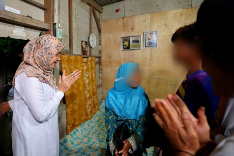 Bupati Banyuwangi Ipuk Fiestiandani menyambangi siswa untuk tidak putus sekolah belum lama ini. (foto/ist)