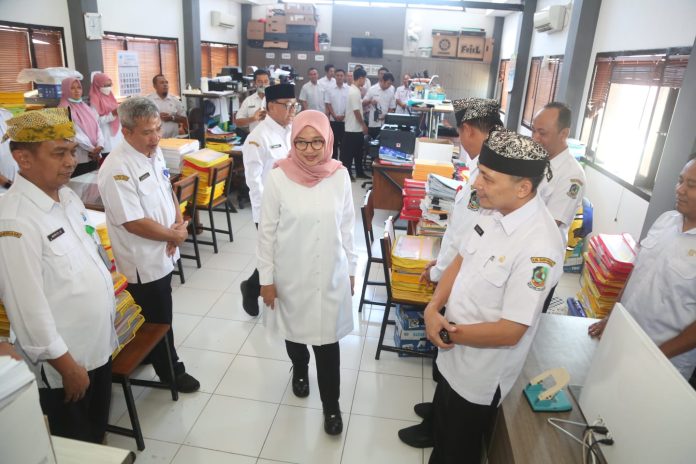 Bupati Banyuwangi Ipuk Fiestiandani menggelar sidak di hari pertama masuk kerja, Rabu (26/4/2023) pagi. (foto/ist)