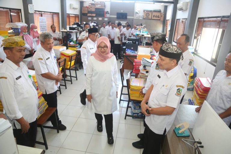 Bupati Banyuwangi Ipuk Fiestiandani menggelar sidak di hari pertama masuk kerja, Rabu (26/4/2023) pagi. (foto/ist)