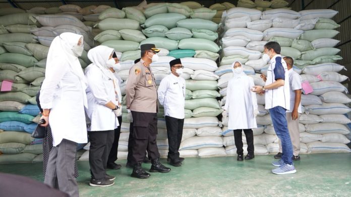 Bupati Banyuwangi Ipuk Fiestiandani mengecek stok beras Bulog Banyuwangi.