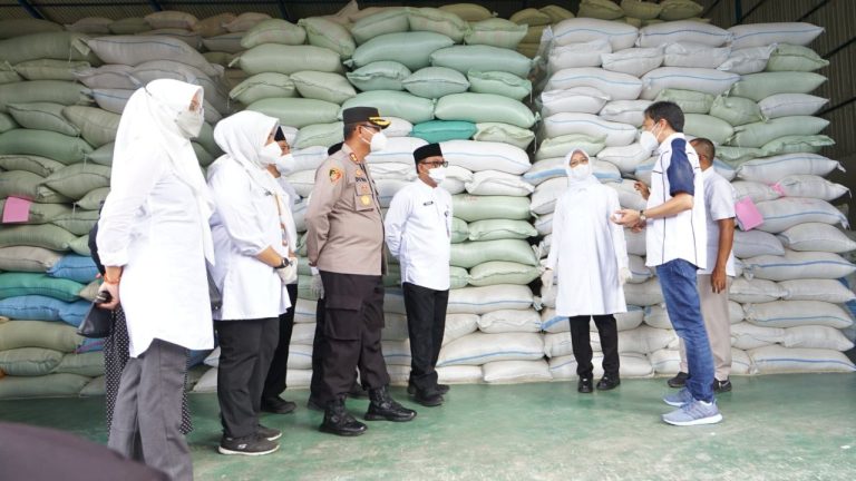 Bupati Banyuwangi Ipuk Fiestiandani mengecek stok beras Bulog Banyuwangi.