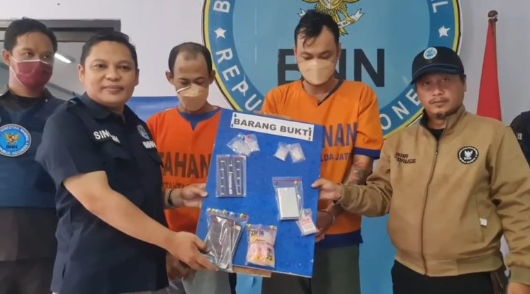 BNN Surabaya Tangkap Pengemudi Ojol dan Penjual Burung Pengedar Sabu Jaringan Lapas
