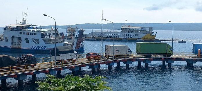 Aktivitas penyeberangan di Pelabuhan Ketapang, Banyuwangi, Rabu (5/4/2023) siang.