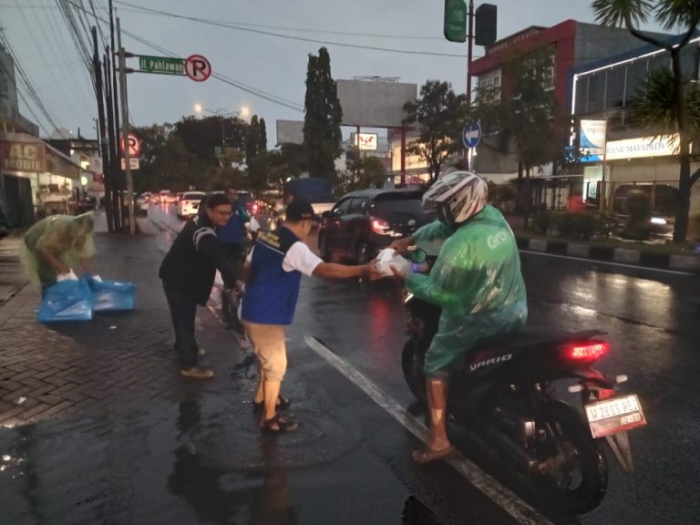 Ramadhan Berbagi, Ika Unair Sidoarjo Sebar Ratusan Takjil dan Kunjungi Panti Asuhan