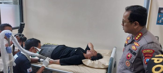 Kapolresta Banyuwangi Kombes Pol. Deddy Foury Millewa memantau layanan hapus tato, Senin (10/4/2023) siang/udi