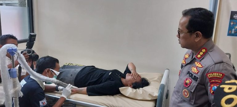 Kapolresta Banyuwangi Kombes Pol. Deddy Foury Millewa memantau layanan hapus tato, Senin (10/4/2023) siang/udi