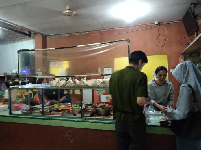 Keramaian warga Banyuwangi berburu nasi tempong untuk berbuka puasa, Senin (10.4/2023) sore.