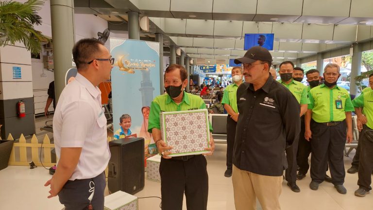 Jelang Lebaran,175 Porter di Stasiun Pasar Senin dapat Sembako