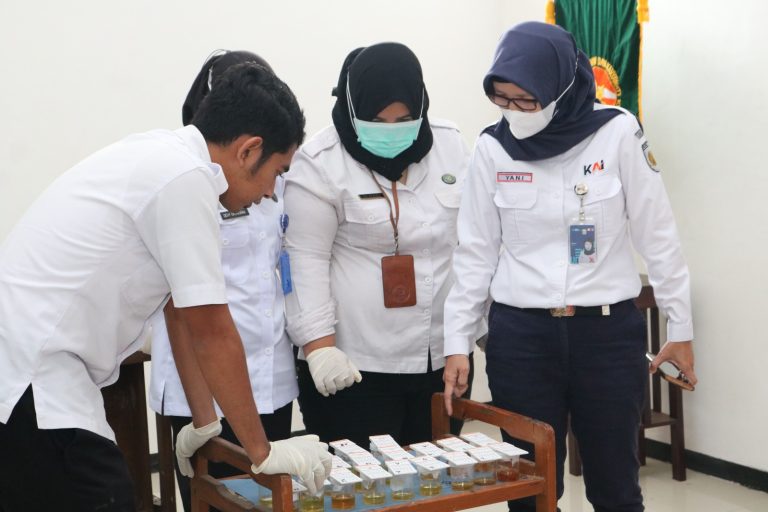 Mendekati Arus Mudik Lebaran, Kru KAI Jember Dites Urine 