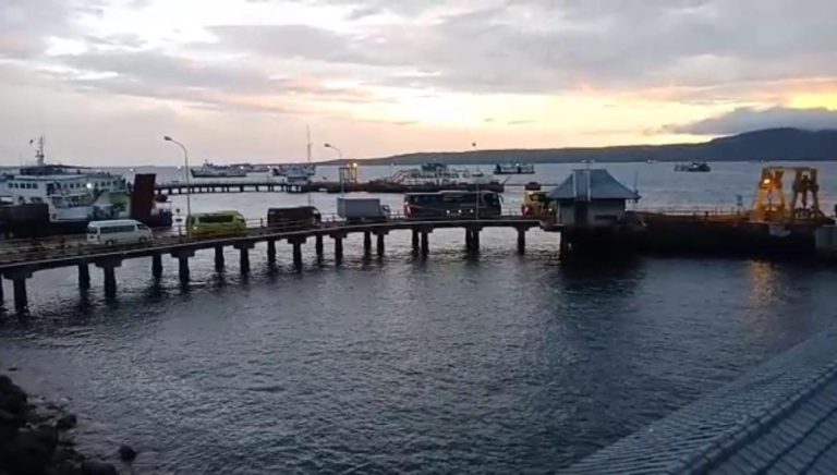 Aktivitas penyeberangan di Pelabuhan Ketapang, Banyuwangi. (foto/udi)