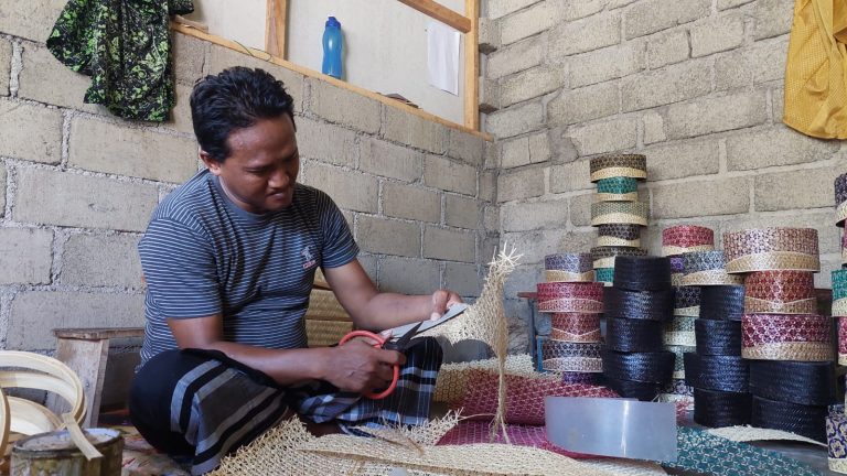 Momen Ramadhan, Pesanan Kerajinan Peci Bambu di Banyuwangi Meningkat 