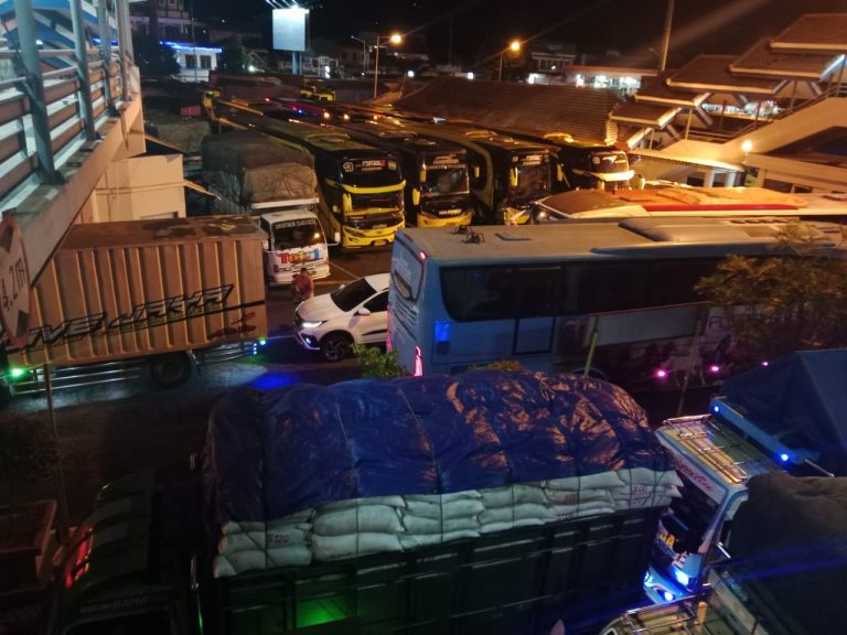 Arus Mudik semakin Padat di Pelabuhan Ketapang, Kendaraan Antre 2 Jam 