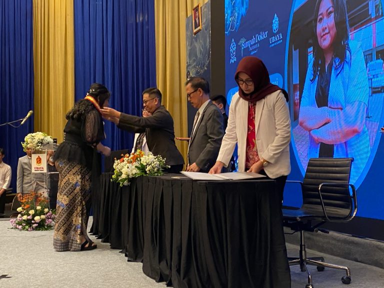 Angkatan Pertama, FK Ubaya Ambil Sumpah 22 Profesi Dokter Baru