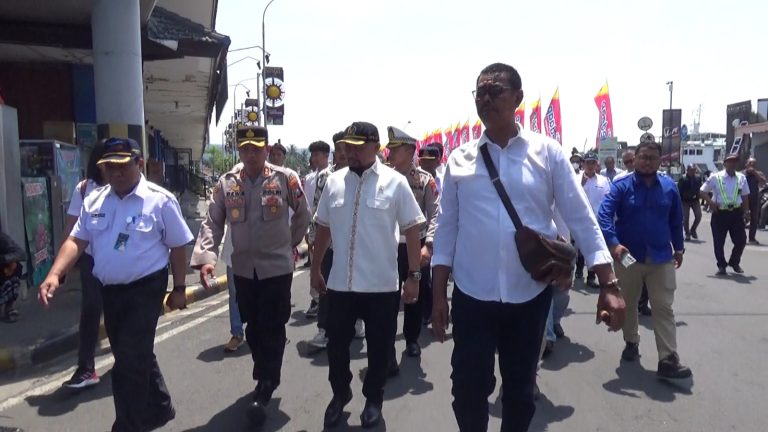 Anggota Komisi V DPR RI Sumail Abdullah menggelar sidak arus mudik di Pelabuhan Ketapang, Banyuwangi, Senin (17/4/2023) siang. (Foto/udi)