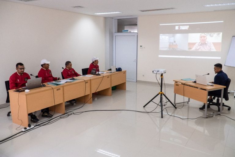 Woww…., Pemain Timnas Rachmat Irianto, Jalani Sidang Skripsi di Unesa