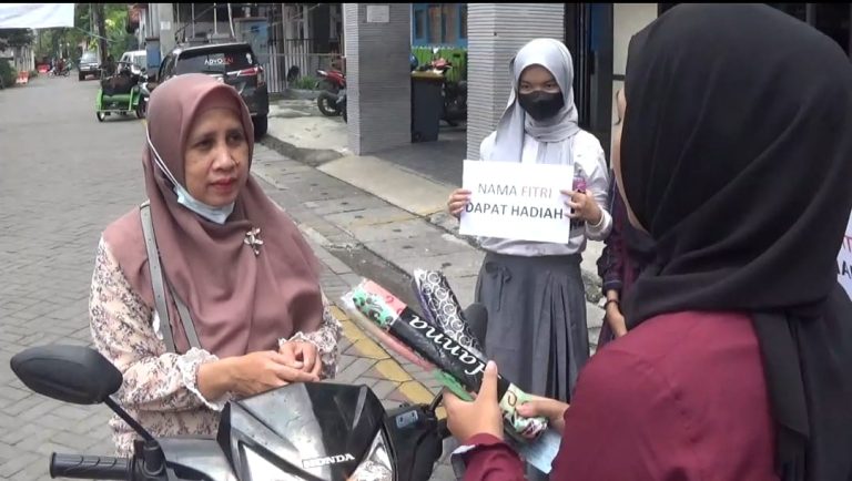 Sambut Lebaran, Siswa SMP Muhammadiyah 4 Surabaya Beri Kado untuk Fitri