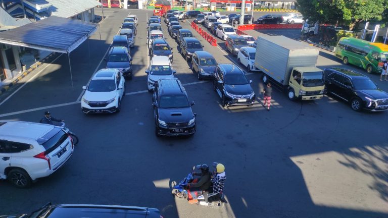 Antrean kendaraan wisatawan domestik yang akan menyeberang ke Bali dari Pelabuhan Ketapang, Banyuwangi, Rabu (18/4/2023) pagi.