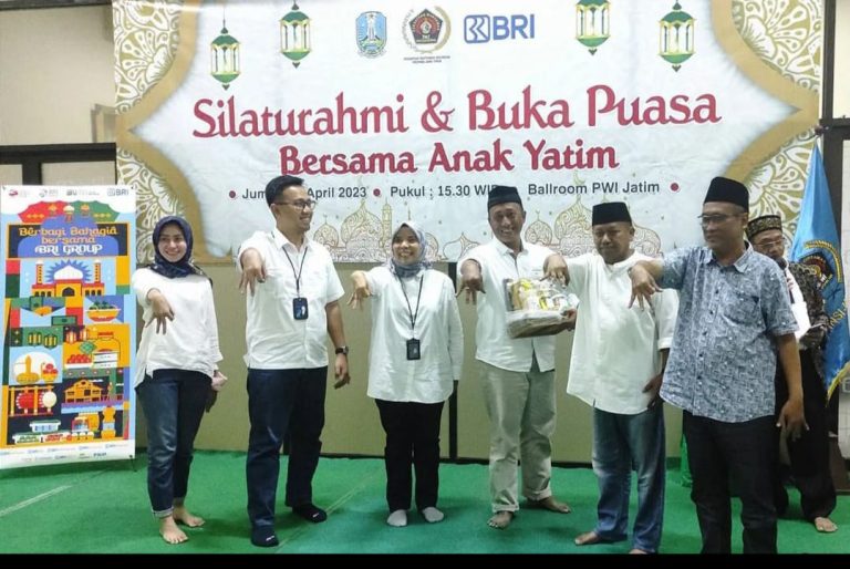 Jalin Silaturrahim, BRI – PWI Jatim Serahkan 100 Bingkisan untuk Media dan Anak Yatim 