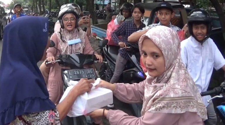 Menebar Kebaikan, Siswa SMPTAG Surabaya Berbagi Ratusan Takjil