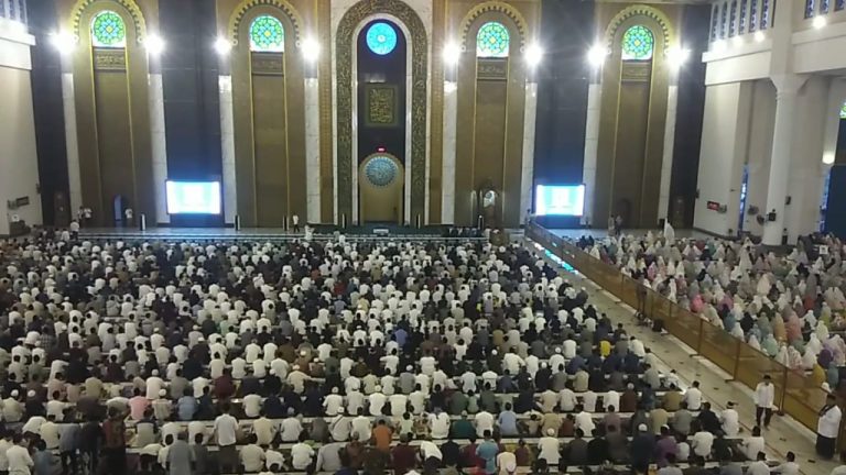 Sholat Id, Warga Surabaya Padati Masjid Al Akbar