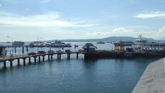 Kendaraan antre masuk kapal di Pelabuhan Ketapang, Banyuwangi, Rabu (25/4/2023) siang. (foto/udi)
