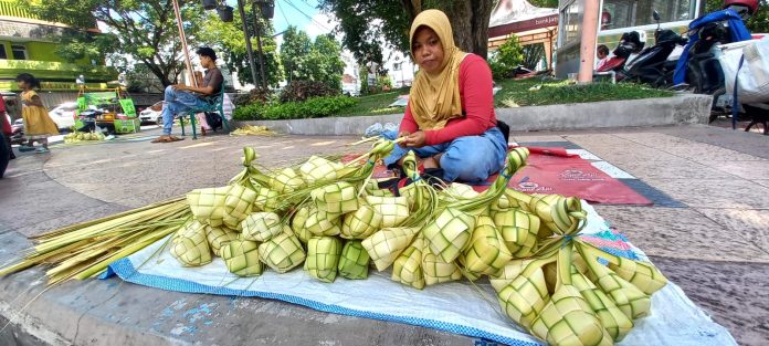 Penjual kulit ketupat menjamur di Kota Banyuwangi, Kamis (27/4/2023) siang. (foto/udi)