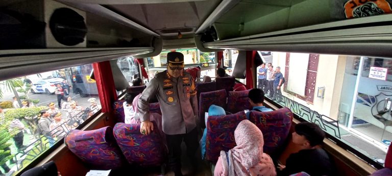 Kapolresta Banyuwangi Kombes Pol Deddy Fourry Millewa menyapa pemudik yang memanfaatkan bus gratis, Kamis (28/4/2023) pagi. (foto/udi)