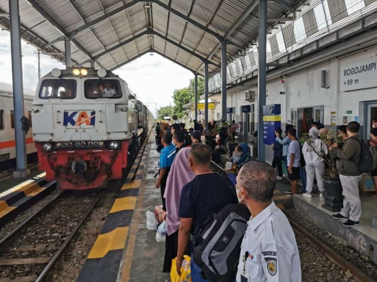 Nekat Tak Bawa Tiket, 8 Penumpang KA Diturunkan Paksa 