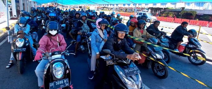Pengendara roda dua antre masuk kapal di Pelabuhan Ketapang, Banyuwangi, Kamis (27/4/2023) siang. (foto/udi)
