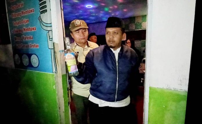 Plt. Camat Glagah Banyuwangi menemukan botol minuman keras saat menertibkan rumah karaoke berkedok radio, belum lama ini.