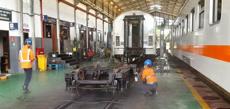 Petugas melakukan perawatan rutin gerbong KA di Dipo Ketapang, Banyuwangi