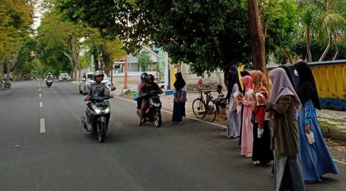 Remaja di Banyuwangi menggelar kegiatan bagi takjil sembari menunggu berbuka, Minggu (9/4/2023) sore.