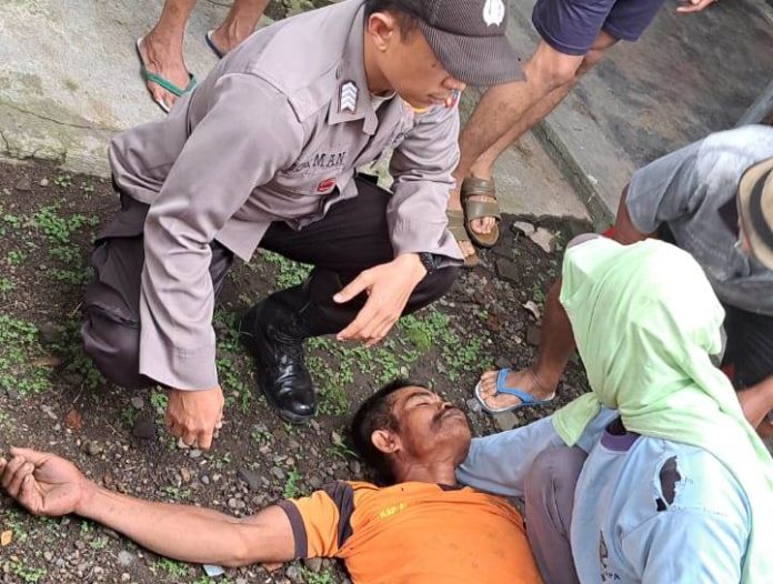 Polisi dibantu warga mengevakuasi korban tersetrum listrik di atas pohon di Kabat, Banyuwangi, Jumat (7/4/2023) pagi.