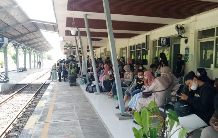 Pemudik menunggu KA di Stasiun Banyuwangi Kota Banyuwangi.