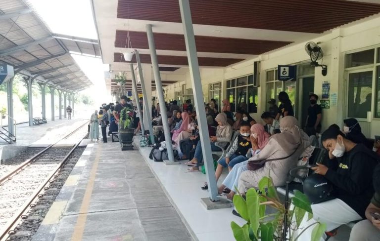 Pemudik menunggu KA di Stasiun Banyuwangi Kota Banyuwangi.