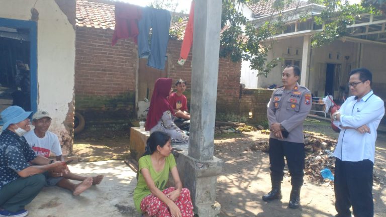 Polisi menenangkan pelaku pembakaran rumahnya di Cluring,Banyuwangi.