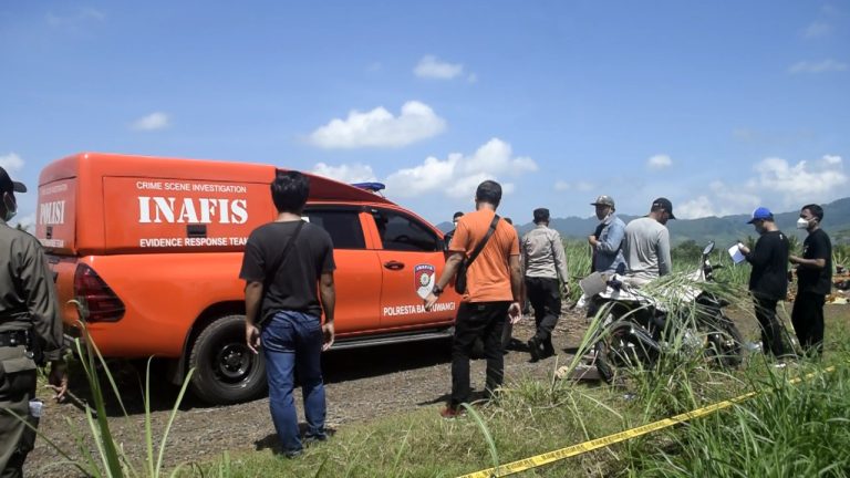 Polisi melakukan oleh TKP pembunuhan di Perkebunan Kalitlepak, Desa Barurejo, Kecamatan Siliragung, Banyuwangi.