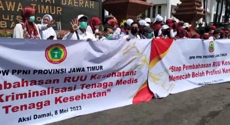 Koalisi Organisasi Kesehatan Jatim Demo Tolak RUU Kesehatan Omnibus Law