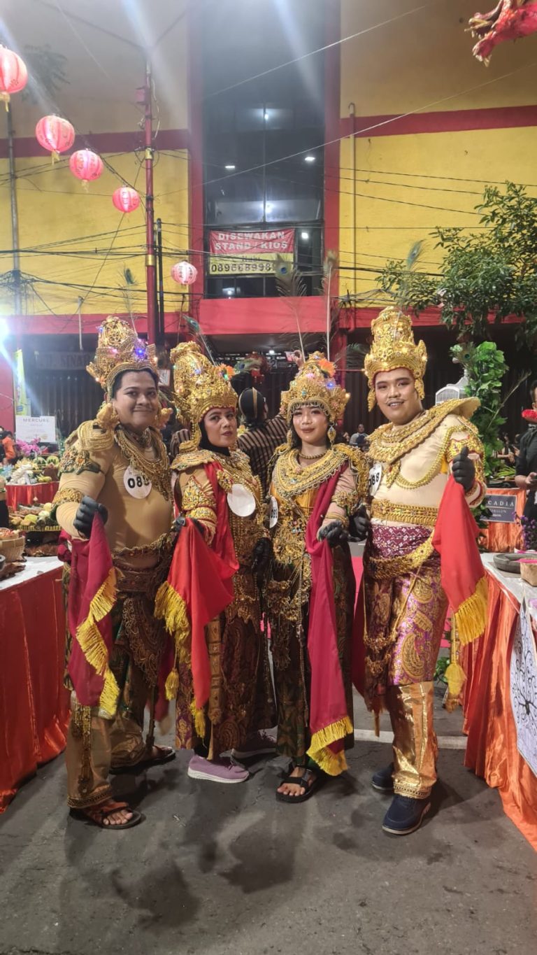 Surabaya Suites Hotel Ikuti Festival Rujak Uleg