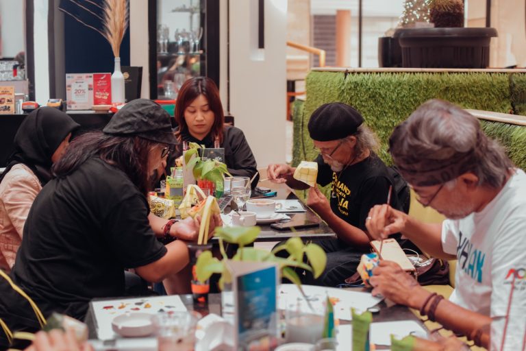 Lestarikan Tradisi, Surabaya Suites Hotel Melukis Ketupat Bersama 30 Seniman Lukis