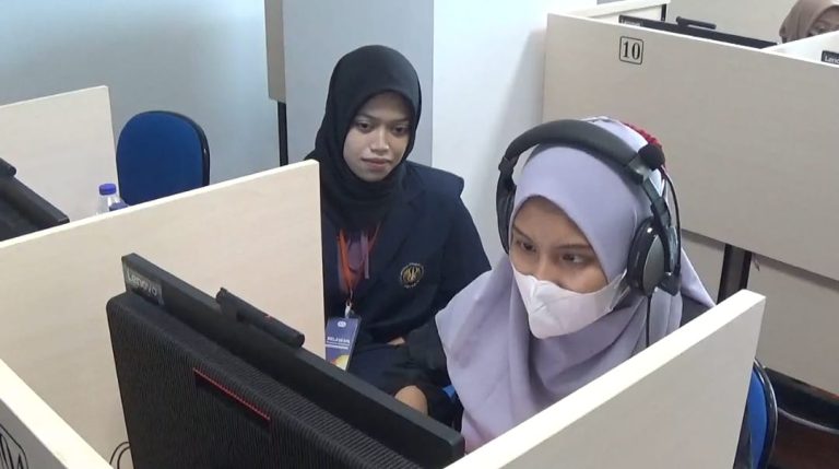 Enam Camaba Tunanetra Jalani Tes UTBK SNBT di Unesa