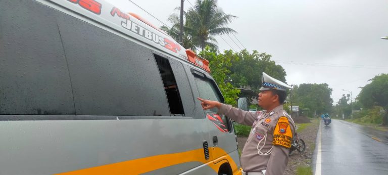 Polisi menunjukkan kaca jendela yang digunakan melompat penumpang travel di Jalan Raya Kalibaru, Banyuwangi, Kamis (11/5/2023) pagi. (foto/udi)