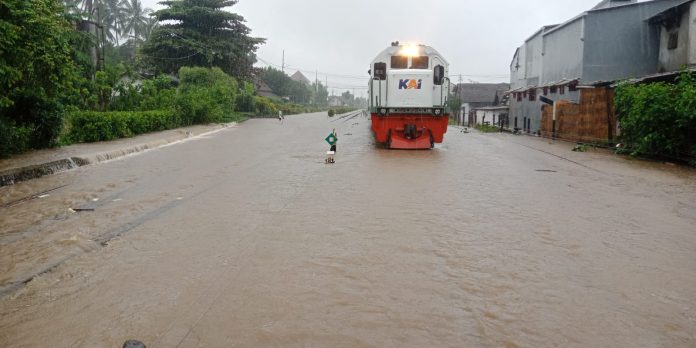 Kereta Api Sritanjung rute Banyuwangi – Yogyakarta tertahan di Stasiun Kalibaru, Banyuwangi akibat tergenang banjir, Kamis (11/5/2023) pagi. (foto/ist)