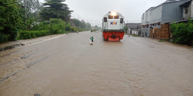 Kereta Api Sritanjung rute Banyuwangi – Yogyakarta tertahan di Stasiun Kalibaru, Banyuwangi akibat tergenang banjir, Kamis (11/5/2023) pagi. (foto/ist)