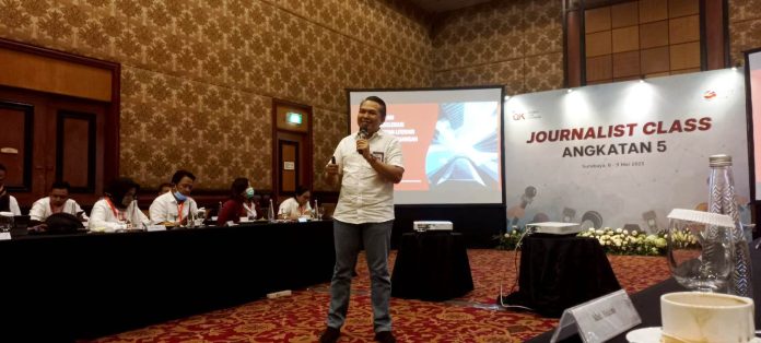 Pejabat OJK membeberkan langkah mengatasi kesenjangan literasi dan inklusi keuangan.