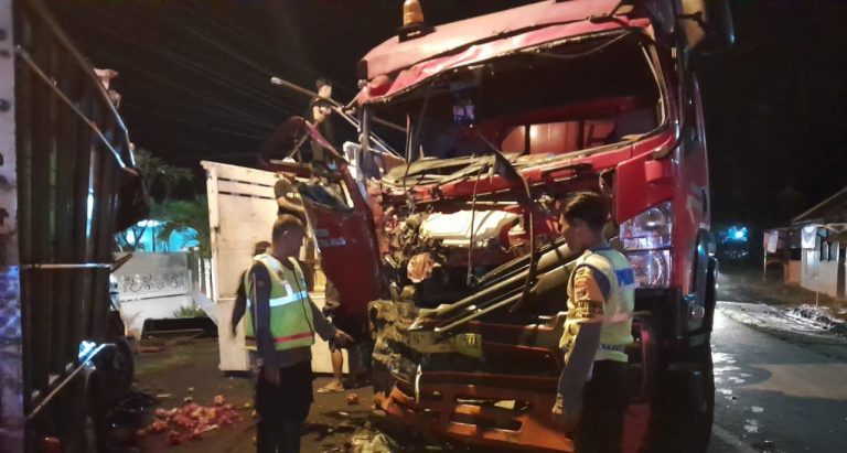 Truk Tangki BBM Tabrak Truk Buah, Kedua Sopir Luka-luka 