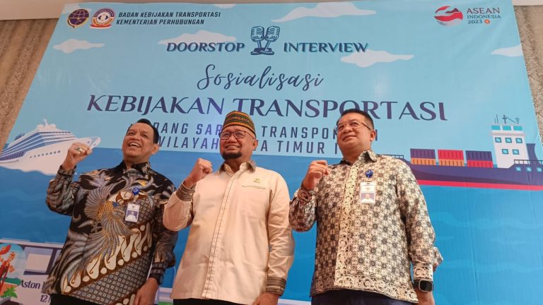 Anggota Komisi V DPR RI Sumail Abdullah bersama pejabat Kemenhub disela Sosialisasi Kebijakan Transportasi di Banyuwangi, Jumat (12/5/2023) siang. (foto/ist)