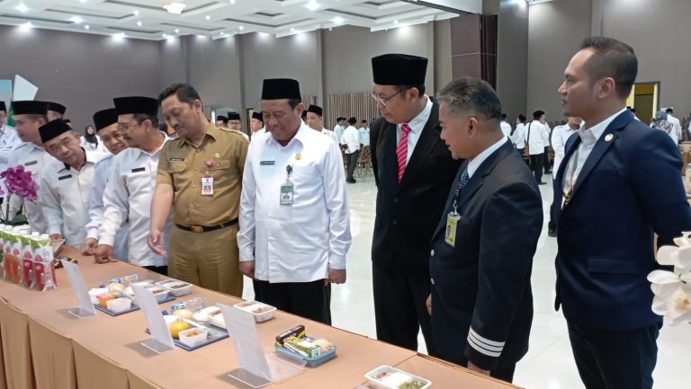 737 PPIH Embarkasi Surabaya Dilantik dan Dibekali Layanan Ramah Haji